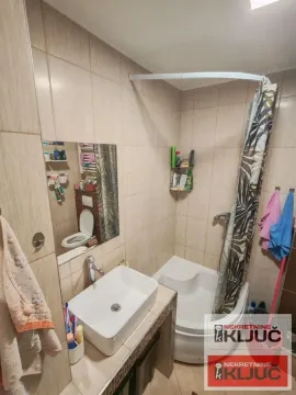 Manje kupatilo sa tuš kabinom, umivaonikom i ogledalom. - image 10
