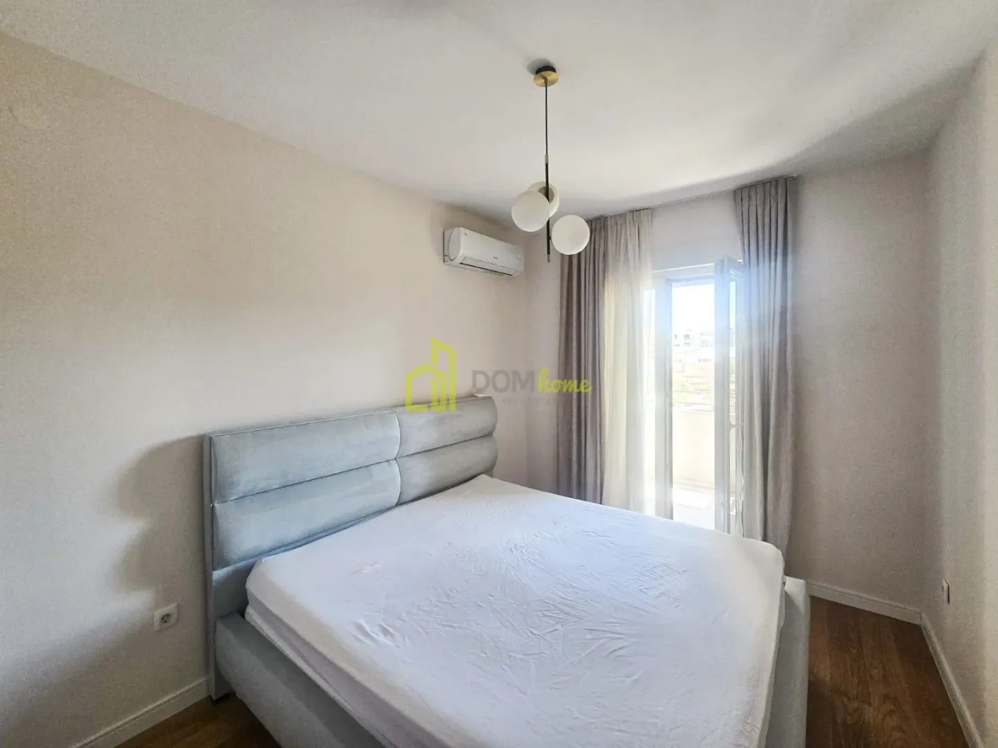 Bedroom with a double bed and access to the terrace.