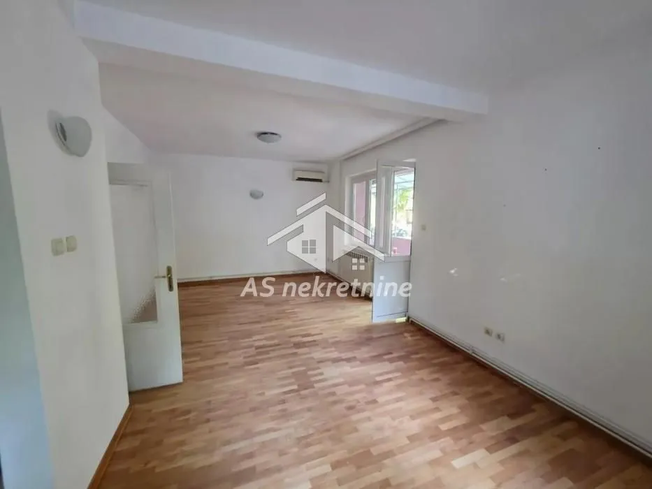 Izdavanje, četvorosoban stan, 104m², Savski Venac, Beograd