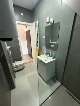 Moderno opremljeno kupatilo sa umivaonikom, ogledalom i tuš kabinom. - image 12