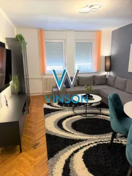 Dnevna soba sa ugaonom garniturom, TV komodom i velikim tepihom. - image 5