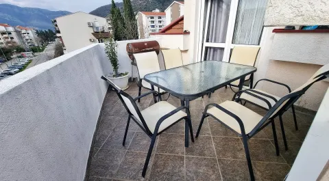 Nenameštena terasa sa stolom, stolicama i roštiljem. - image 9