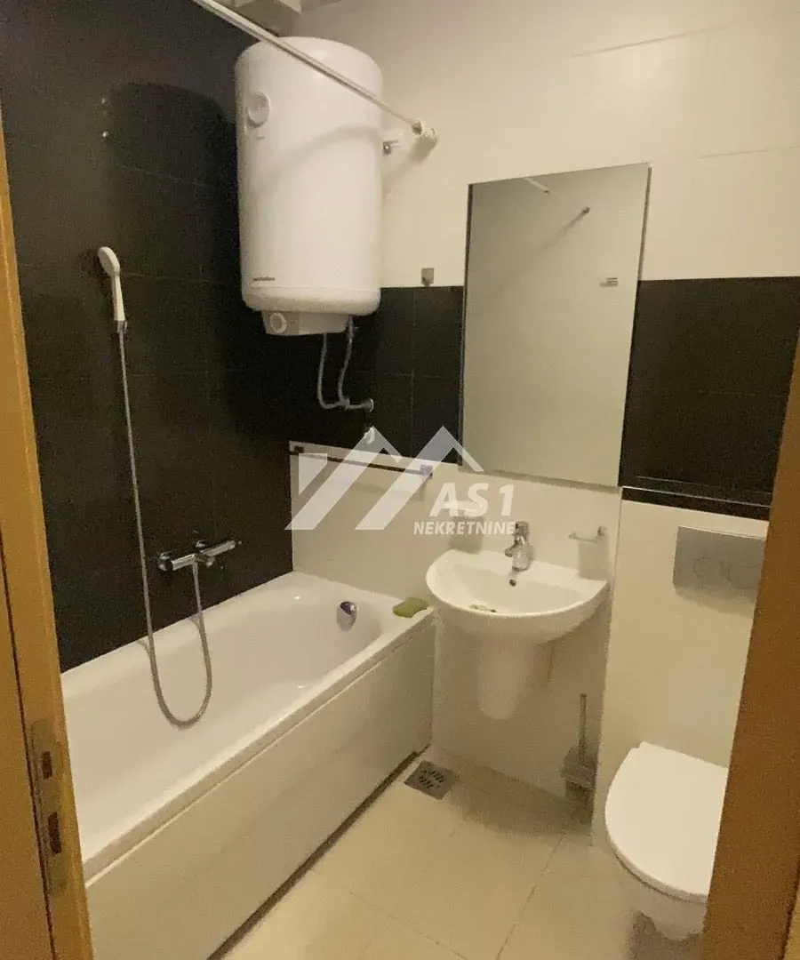 Izdavanje, četvorosoban stan, 100m², Centar, Novi Sad