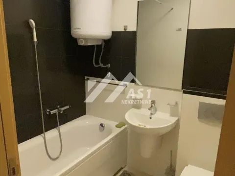 Izdavanje, četvorosoban stan, 100m², Centar, Novi Sad - image 8