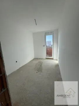 Prazna prostorija u izgradnji sa izlazom na terasu. - image 8