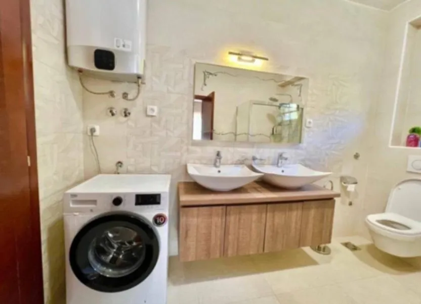 Izdavanje, kuća, 400m², Markovići, Budva