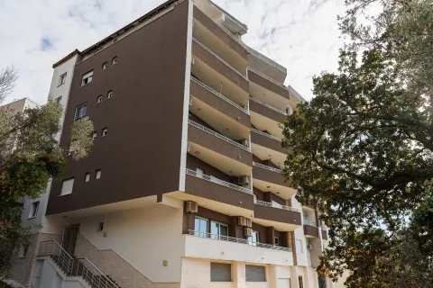Pogled na spoljašnjost stambene zgrade sa balkonom i stepeništem. - image 12