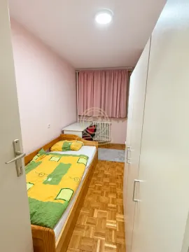 Dečja soba sa krevetom, radnim stolom i belim garderoberom. - image 5