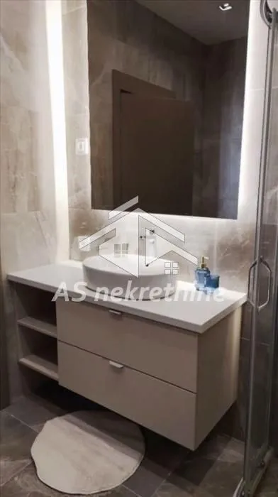 Modern bathroom with a washbasin and a large mirror.