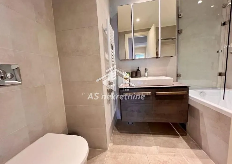 Izdavanje, trosoban stan, 83m², Savski Venac, Beograd