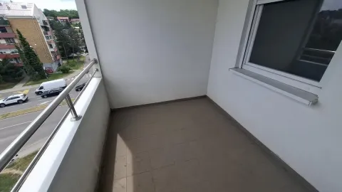 Prazan balkon sa pločicama i pogledom na ulicu. - image 13