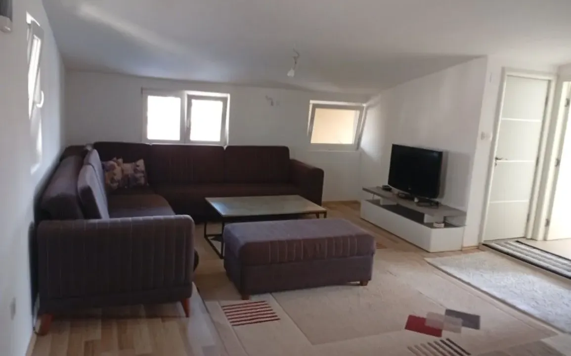 Izdavanje, dvosoban stan, 70m², Stari Aerodrom, Podgorica