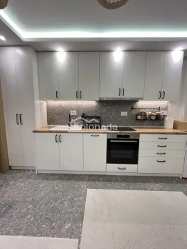 Moderna bela kuhinja sa drvenom radnom površinom i ugrađenim uređajima. - image 13