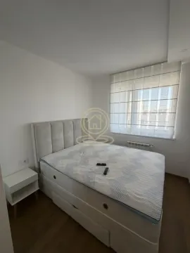 Spavaća soba sa bračnim krevetom i noćnim stočićem. - image 10