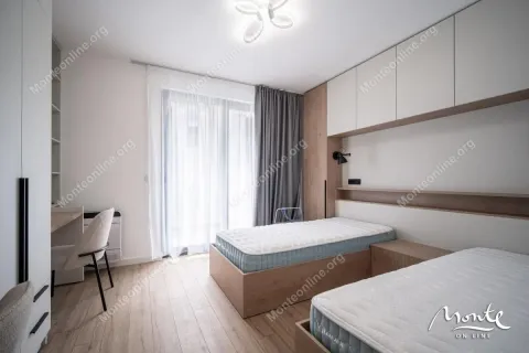 Moderna spavaća soba sa dva kreveta, radnim stolom i ugradnim ormarima. - image 11