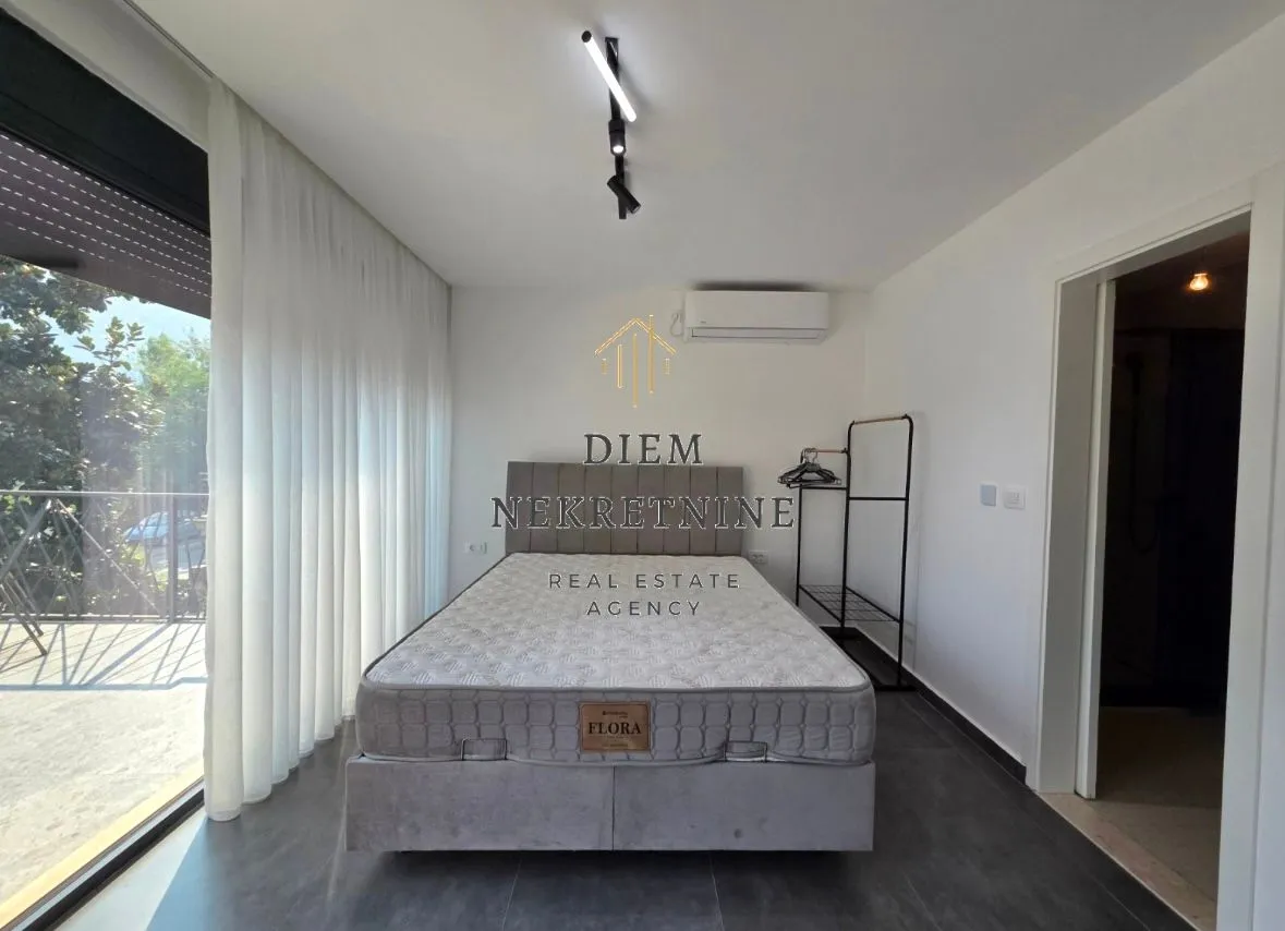 Modern bedroom with a double bed and access to the terrace.