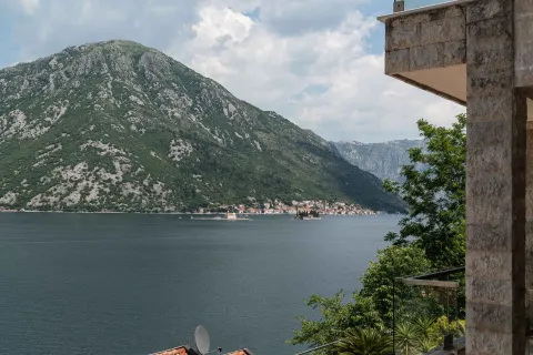 Pogled sa terase na zaliv, planinu i naselje. - image 13