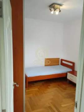 Pogled iz hodnika na manju spavaću sobu sa krevetom i parketom. - image 11