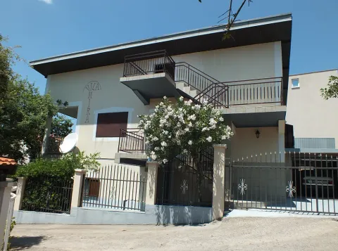 Vanjski izgled kuće sa ograđenim dvorištem. - image 2