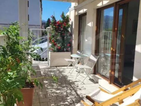 Rent, two bedroom apartment, 70m², Tivat, Crna Gora - image 4