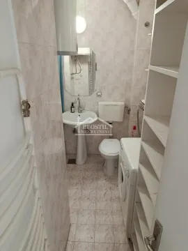 Manje kupatilo sa umivaonikom, WC šoljom, veš mašinom i policama. - image 7