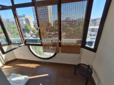 Zastakljeni balkon sa pogledom na gradsku ulicu i zgrade. - image 11