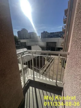 Pogled sa balkona na okolne zgrade i gradsko naselje. - image 13