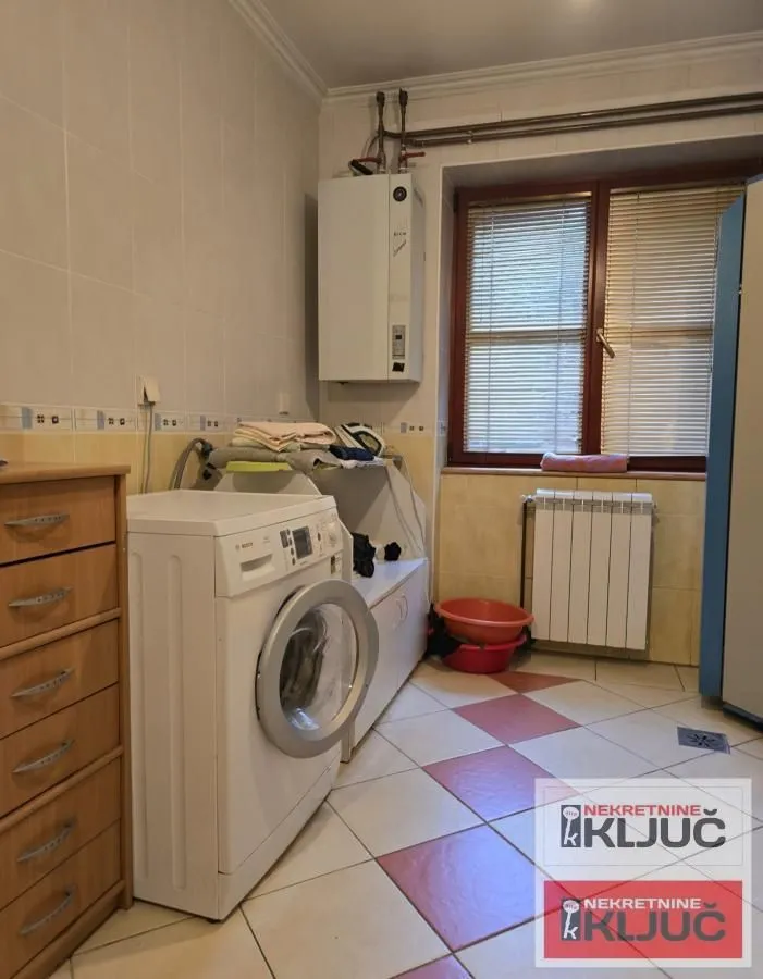 Izdavanje, kuća, 250m², Sajmište, Novi Sad
