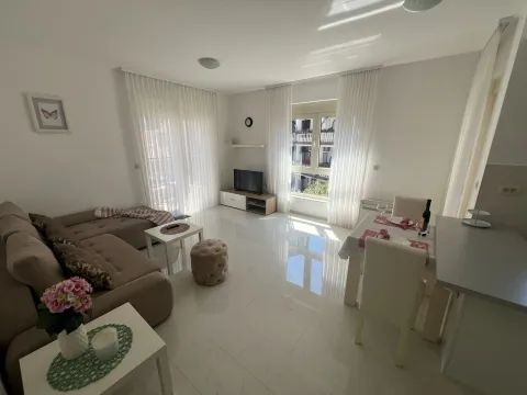 Rent, one bedroom apartment, 52m², Centar, Budva - image 2