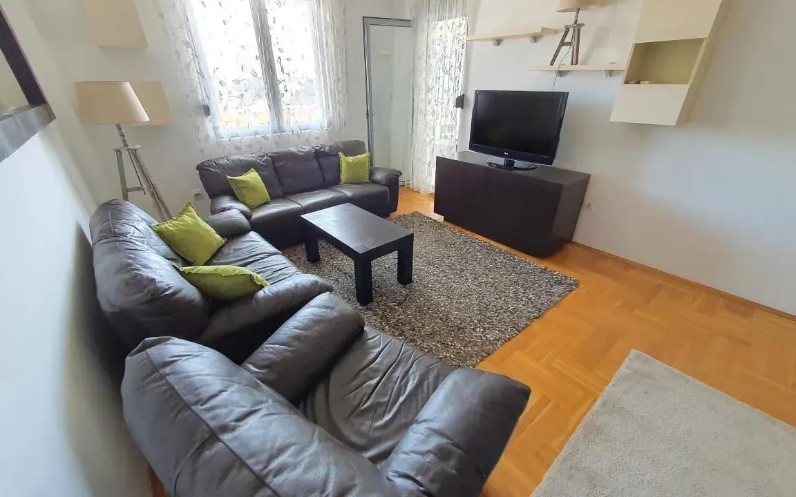 Izdavanje, dvosoban stan, 60m², Stari Aerodrom, Podgorica