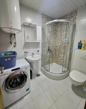 Kompaktno kupatilo sa tuš kabinom, umivaonikom, veš mašinom i WC šoljom. - image 8