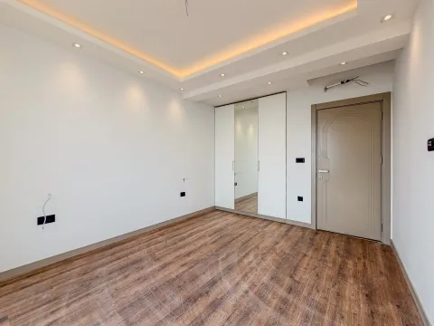 Prazna soba sa drvenim podom, ugradnim ormarom i ulaznim vratima. - image 17