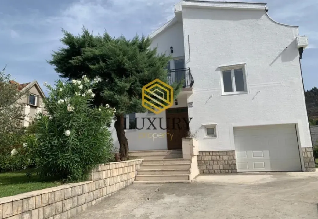 Rent, house, 250m², Zagorič, Podgorica