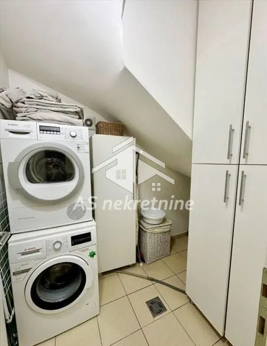 Izdavanje, trosoban stan, 105m², Lion, Zvezdara Sve Podlokacije