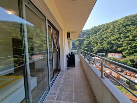 Rent, two bedroom apartment, 81m², Bečići, Budva - image 9