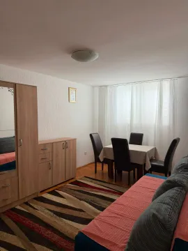 Dnevna soba sa garniturom, ormarom i trpezarijskim stolom sa stolicama. - image 5
