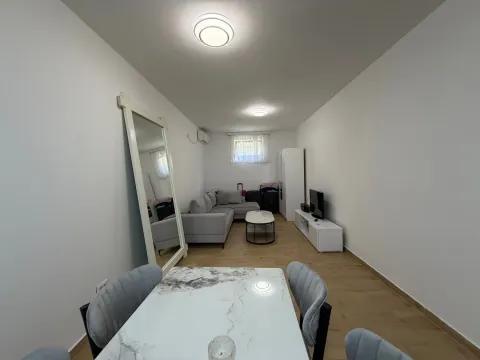 Dnevni boravak sa trpezarijom i modernim namještajem. - image 3
