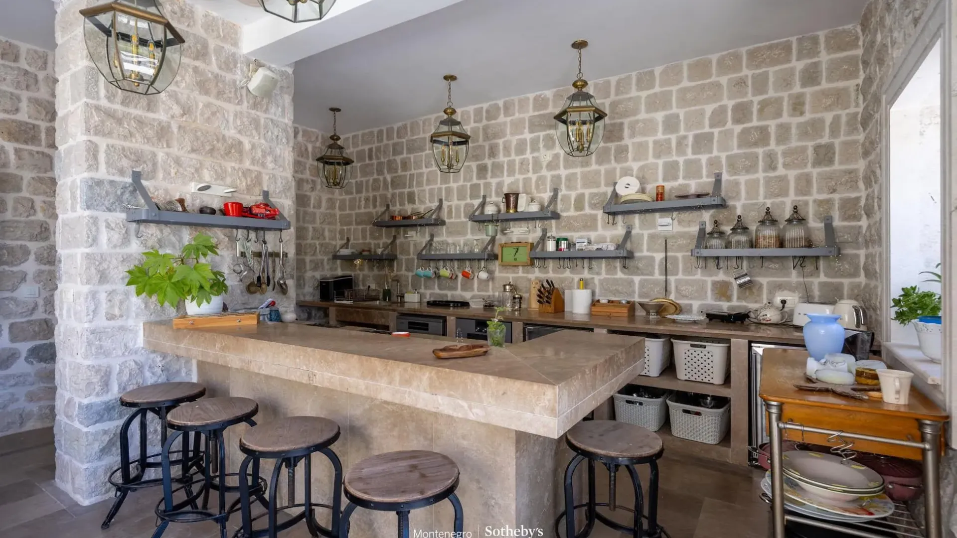 Rent, house, 587m², Dobrota, Kotor