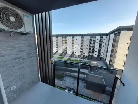 Pogled sa terase na okolne stambene zgrade i dvorište. - image 10