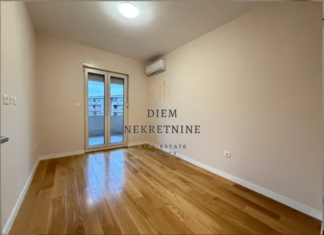 Izdavanje, trosoban stan, 100m², Central Point, Podgorica