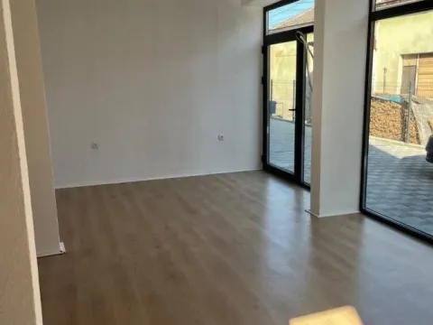 Izdavanje, poslovni prostor, 37m², Medijana, Niš