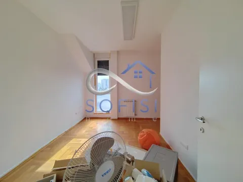 Izdavanje, četvorosoban stan, 147m², Centar, Novi Sad - image 10