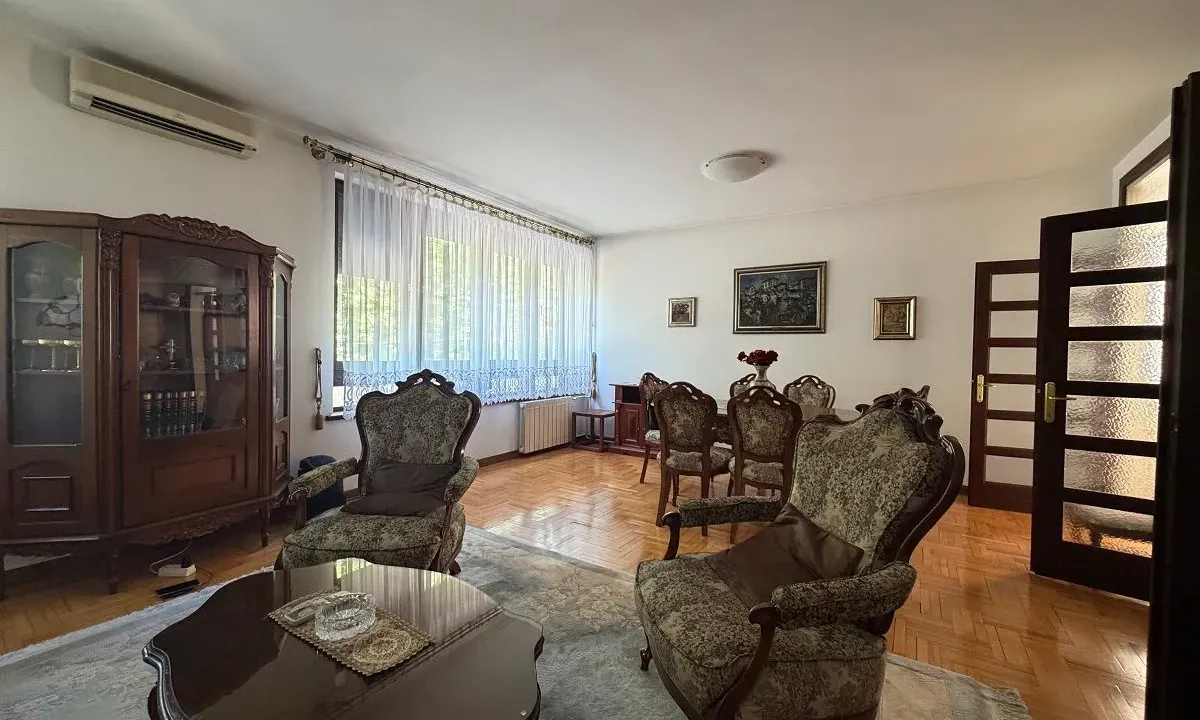 Izdavanje, trosoban stan, 105m², Banjica, Voždovac Sve Podlokacije
