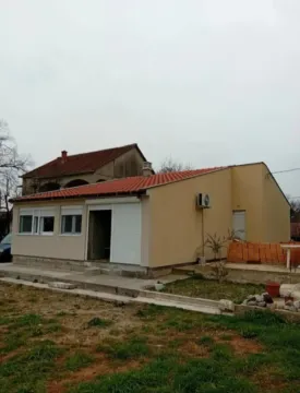 Pogled na spoljašnjost prizemne kuće sa dvorištem. - image 11