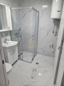 Moderno kupatilo sa tuš kabinom, umivaonikom i bojlerom. - image 7