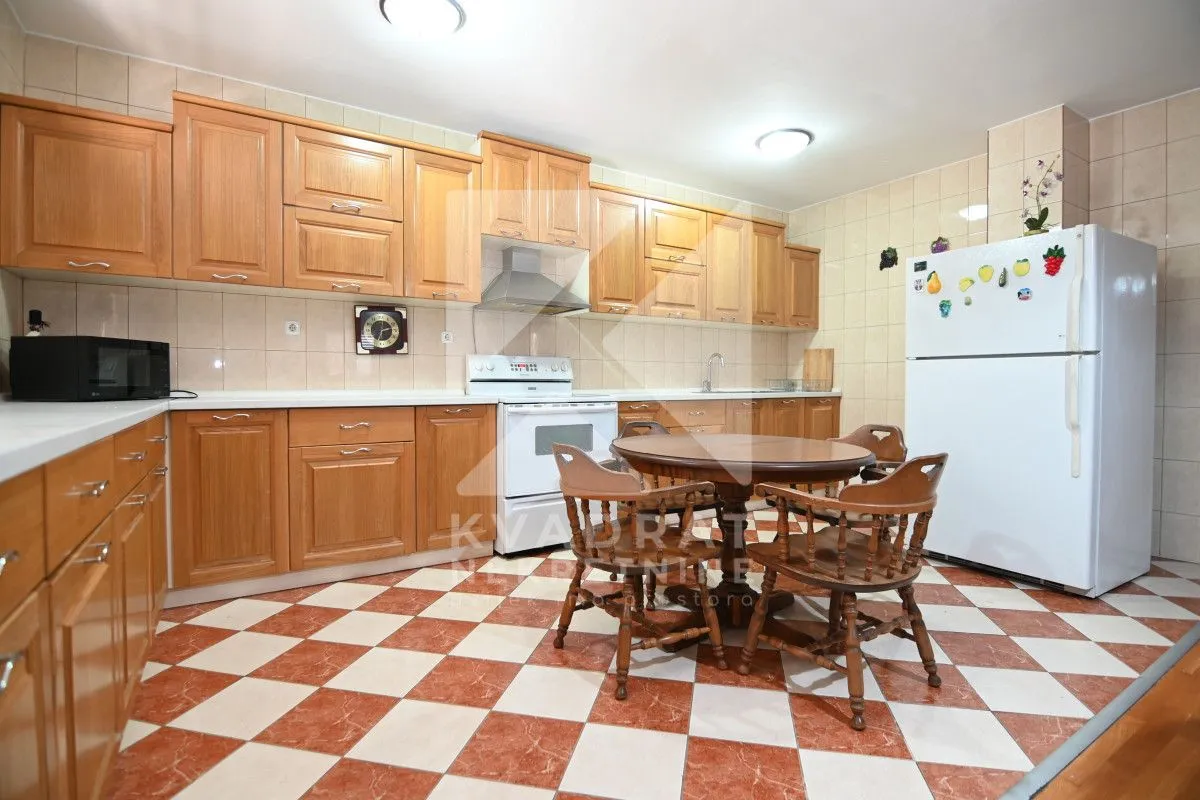Rent, house, 400m², Zlatica, Podgorica