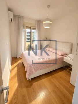 Namještena spavaća soba sa bračnim krevetom i izlazom na balkon. - image 10