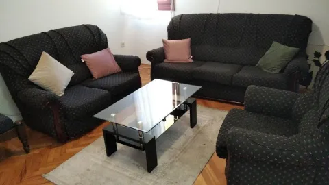 Dnevna soba sa garniturom i staklenim stočićem. - image 6