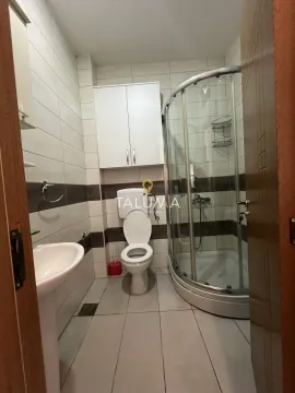 Kupatilo opremljeno tuš kabinom, umivaonikom, WC šoljom i zidnim ormarićem. - image 7