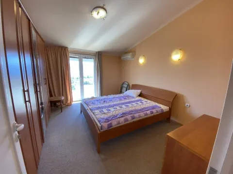 Namještena spavaća soba sa bračnim krevetom, velikim garderoberom i izlazom na balkon. - image 7